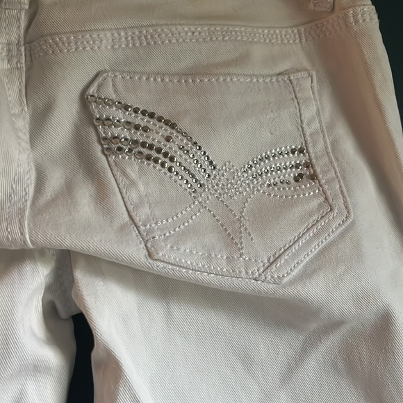Women’s Almost Famous white jeans!! - Picture 4 of 5